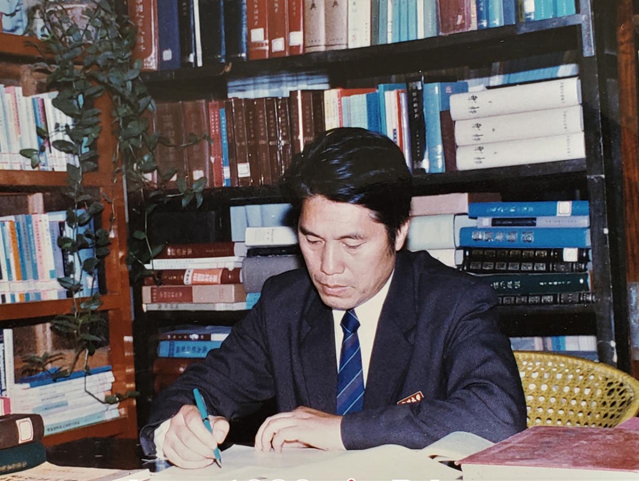 Wang Guoxiang in his office at the People’s Bank of China, ca. 1987