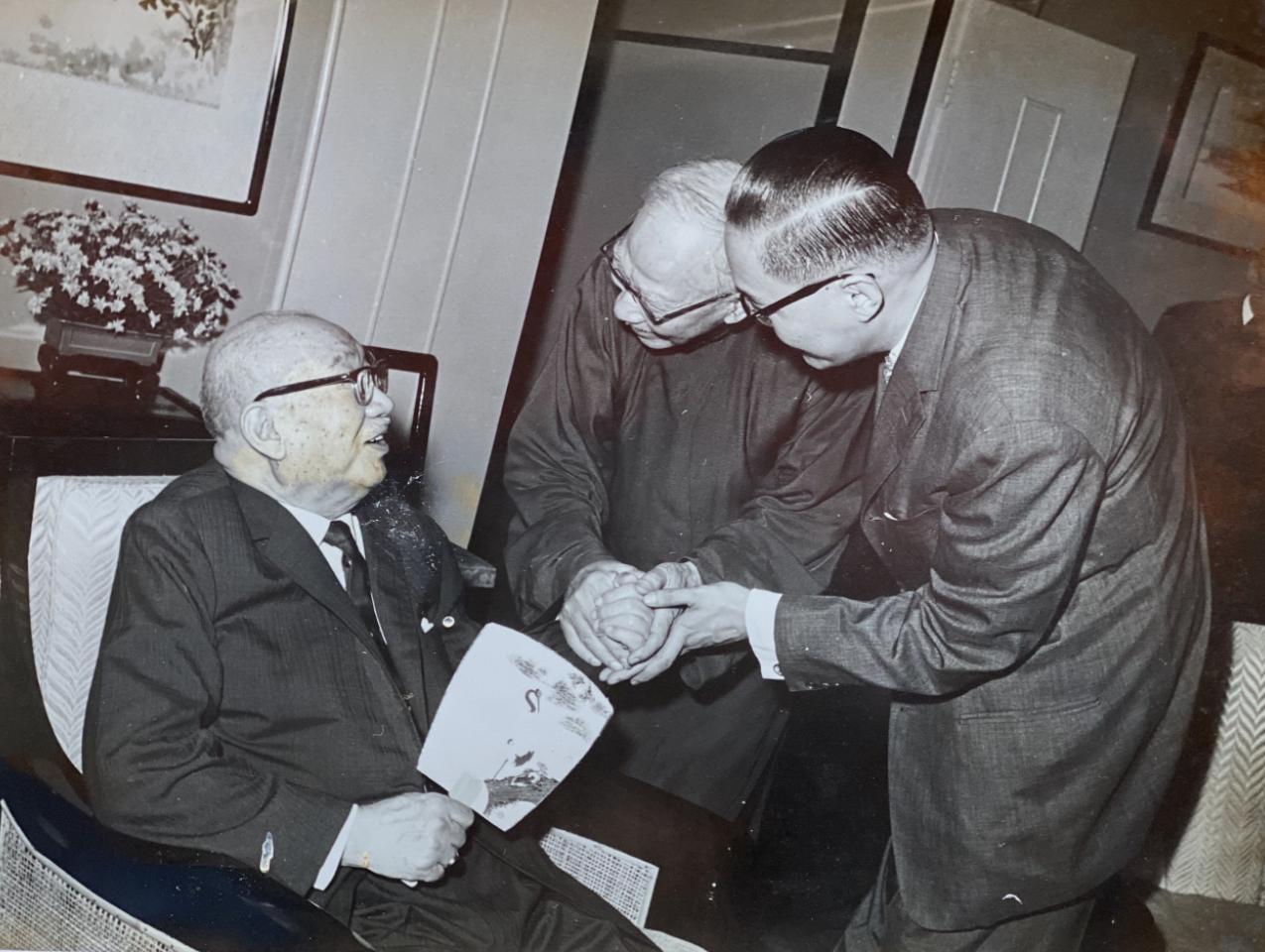 Chao (middle) meets with H. H. Kung (left) in Chiang Kai-shek’s residence in Taipei in September 1964.