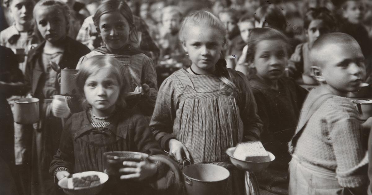 Black and white photograph of children receiving food at an American Relief Administration kitchen in Vienna