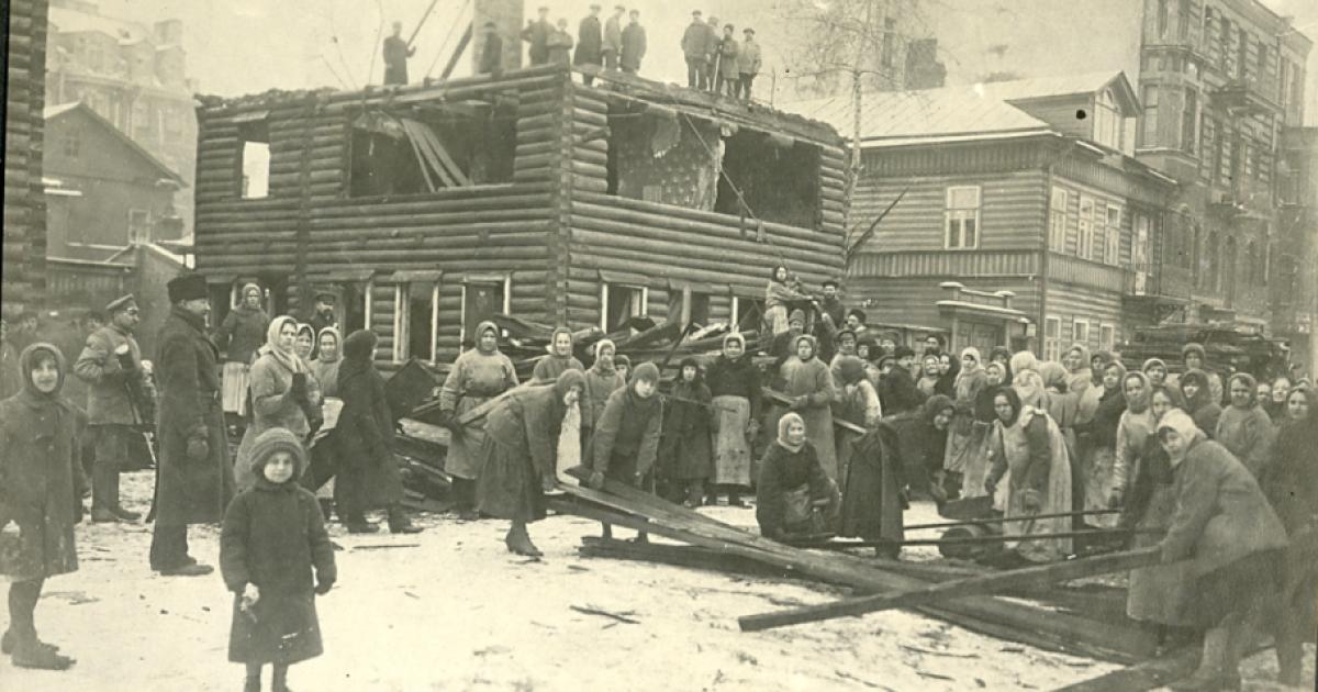 Photo from new Russian Revolution album depicts people destroying wooden buildings for firewood