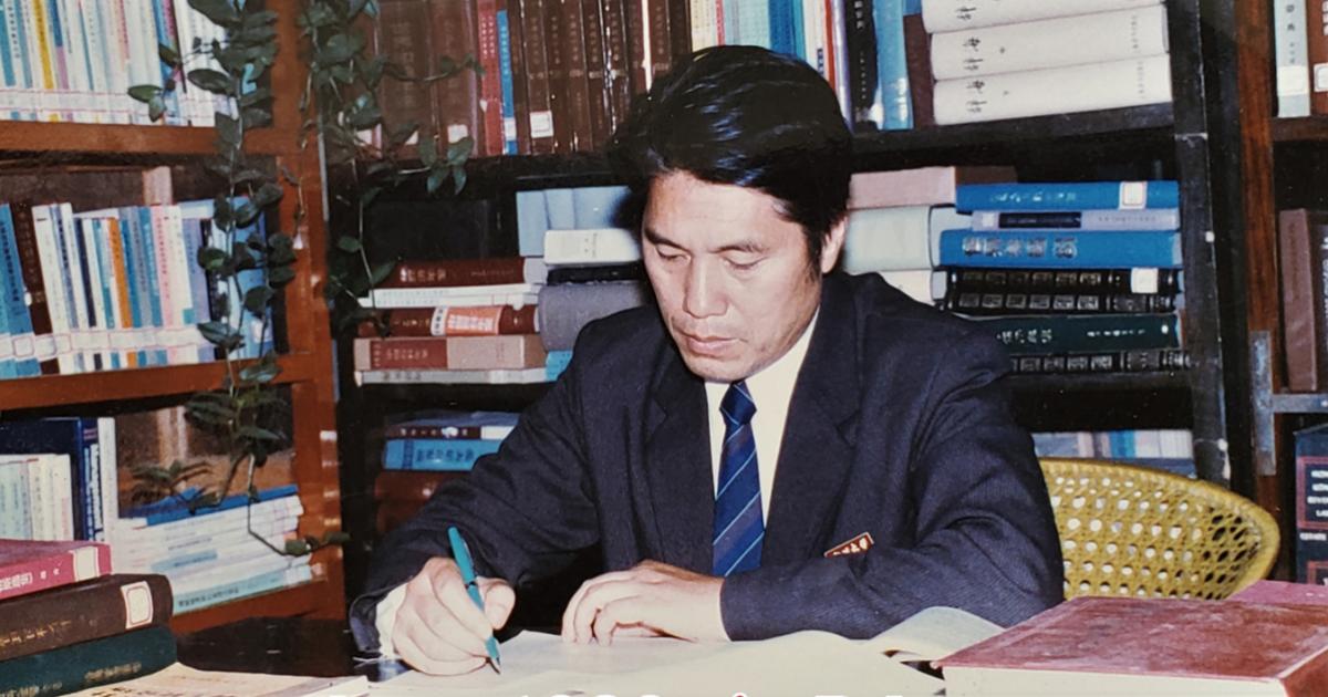 Wang Guoxiang in his office at the People’s Bank of China, ca. 1987