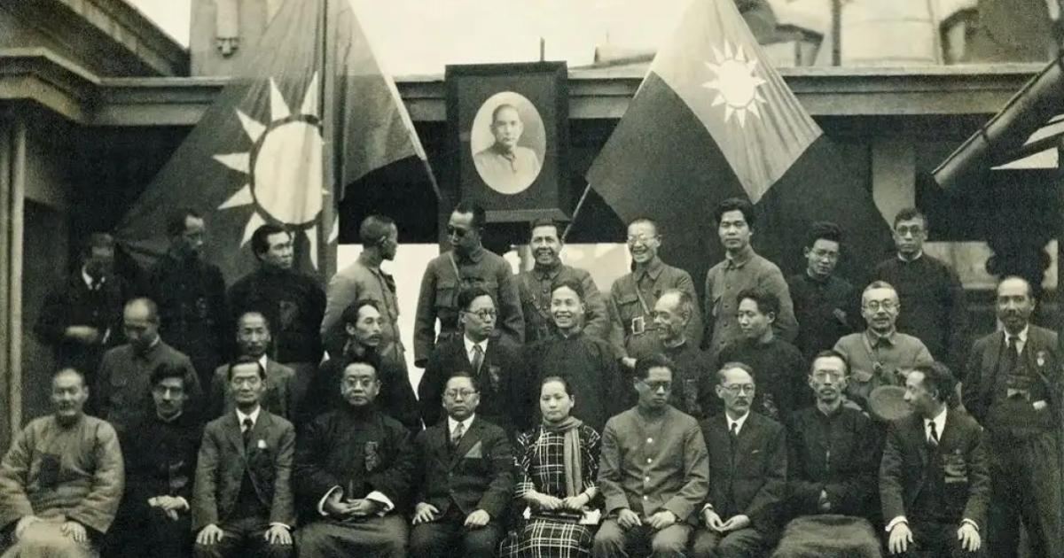 Photo of Deng Yanda and Mao Zedong at the third plenary session of the KMT Second Central Committee, March 1926