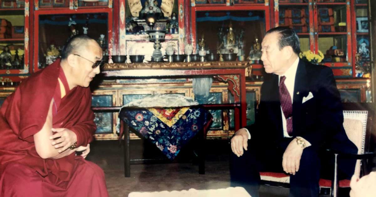 Chao Tze-chi visits the Dalai Lama at the latter’s residence in Dharamshala, India