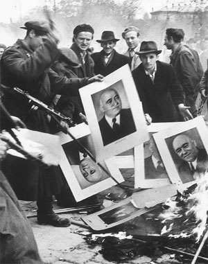Hungarians burn pictures of former Party Secretary Mátyás Rákosi, a Nagy enemy.
